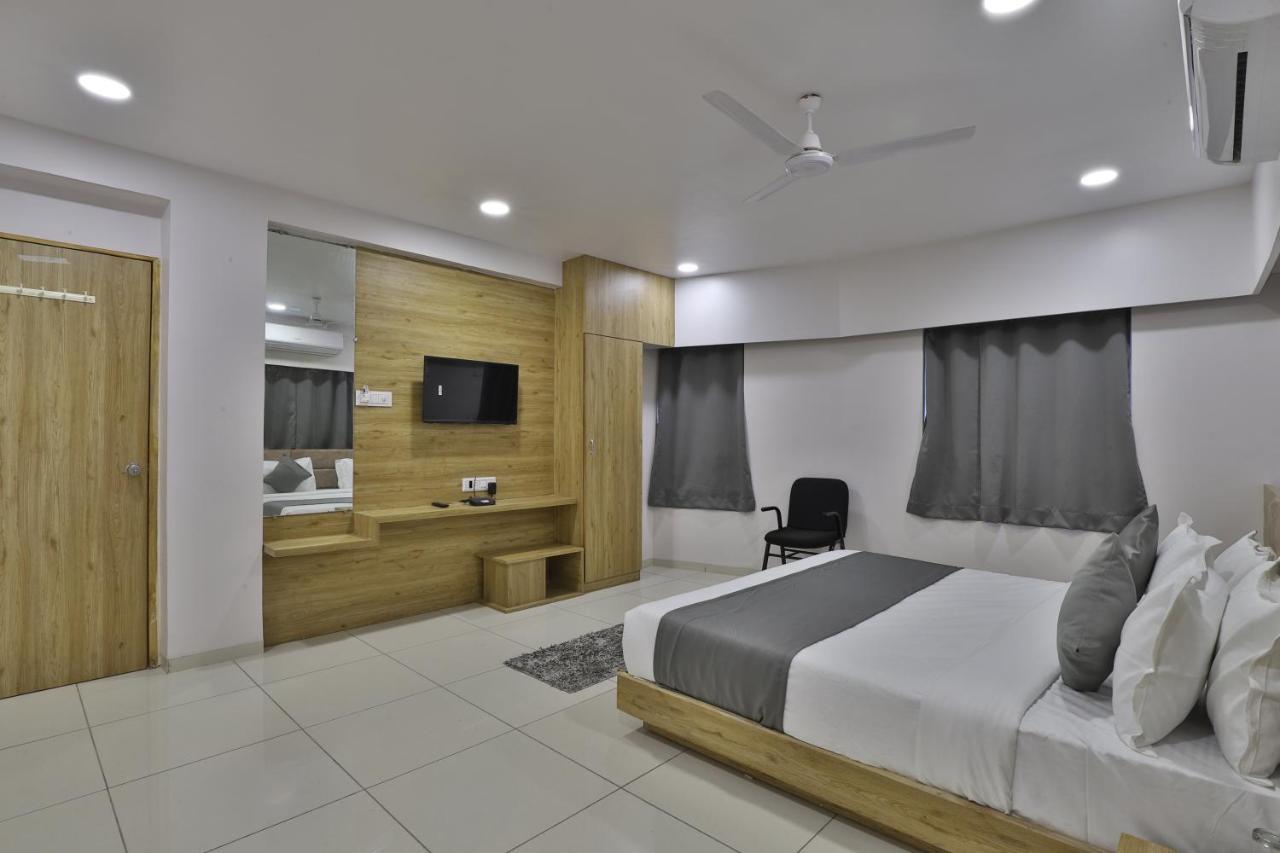 Hotel Monville Group Vadodara Exterior foto