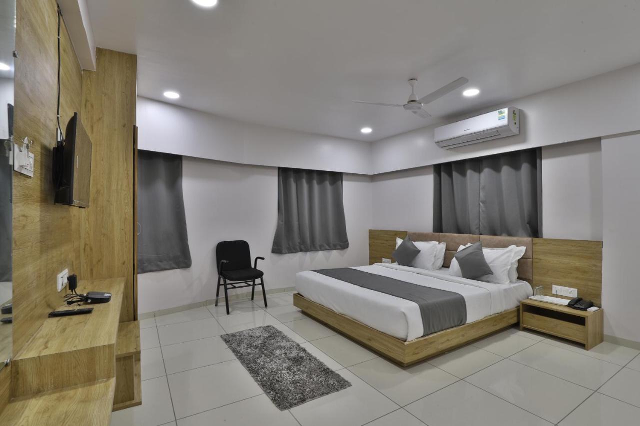 Hotel Monville Group Vadodara Exterior foto